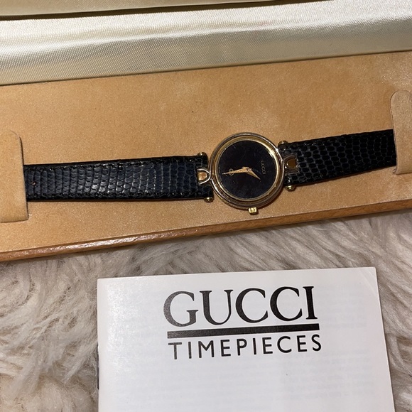 Vintage Ladies Gucci 4500 L Watch - Picture 2 of 9